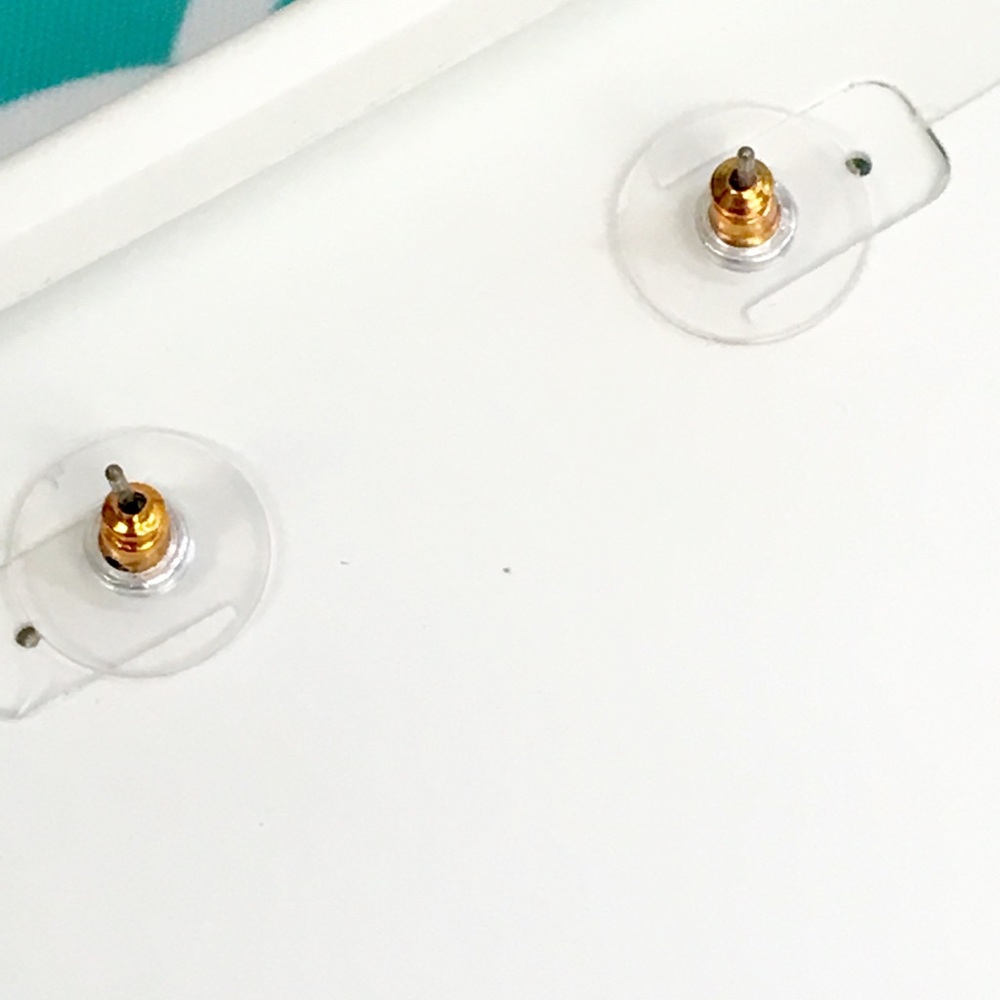 NWOT Kendra Scott Atticus studs - Picture 3 of 3